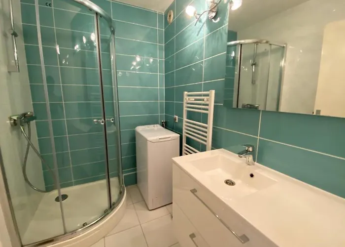 With Terrace Near The Of アパート アルカション